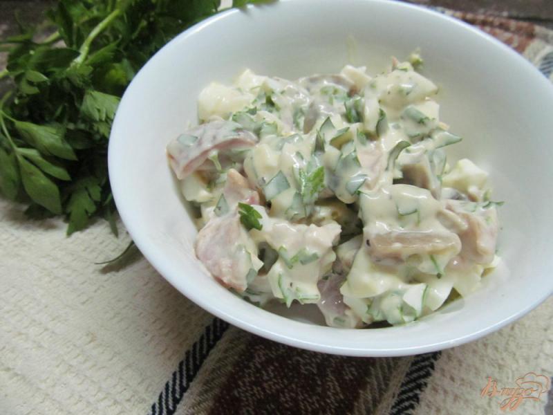 Фото приготовление рецепта: Салат из копченой курицы с яйцом и грибами шаг №4