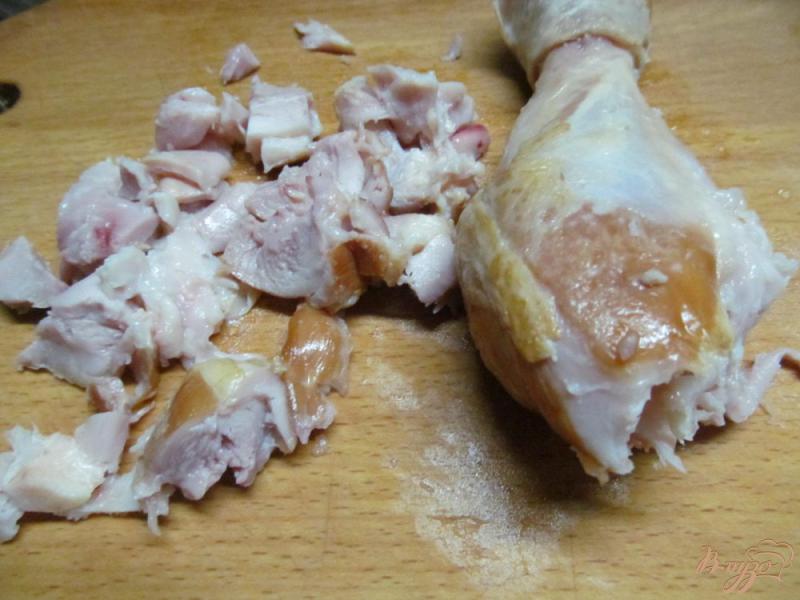 Фото приготовление рецепта: Салат из копченой курицы с яйцом и грибами шаг №1