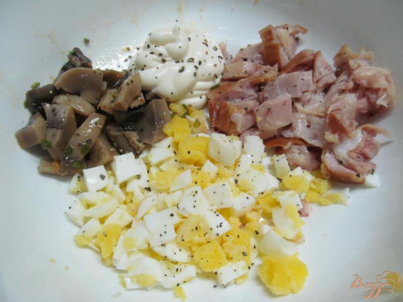 Фото приготовление рецепта: Салат из копченой курицы с яйцом и грибами шаг №2