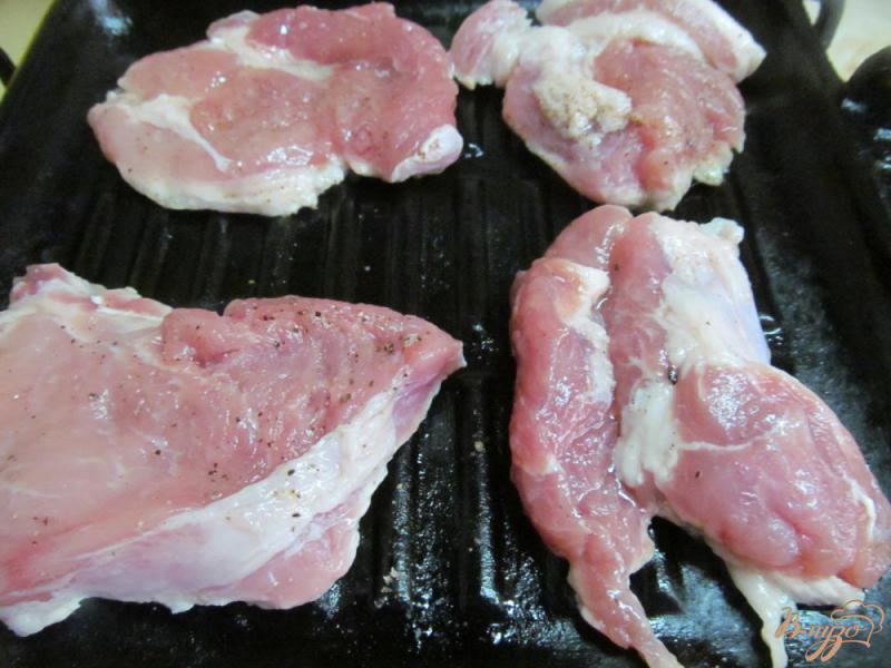 Фото приготовление рецепта: Свиные отбивные с яблочным гарниром шаг №2