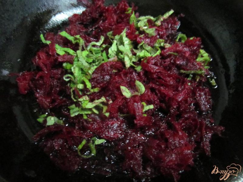 Фото приготовление рецепта: Борщ из молодых овощей с черной фасолью и горошком шаг №7