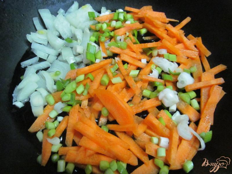 Фото приготовление рецепта: Борщ из молодых овощей с черной фасолью и горошком шаг №4