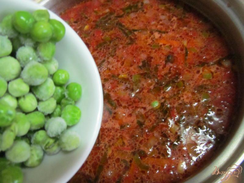 Фото приготовление рецепта: Борщ из молодых овощей с черной фасолью и горошком шаг №10