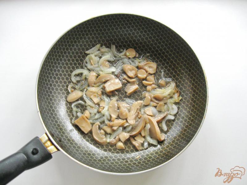 Фото приготовление рецепта: Говяжья печень в сметане с грибами шаг №3