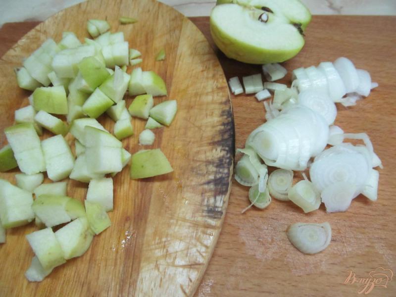 Фото приготовление рецепта: Тушенная свинина с овощами и яблоком шаг №2