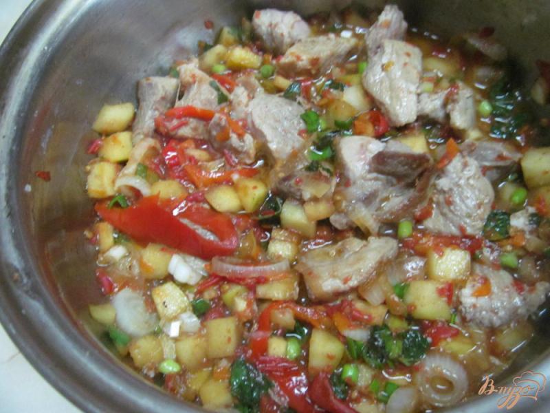 Фото приготовление рецепта: Тушенная свинина с овощами и яблоком шаг №9