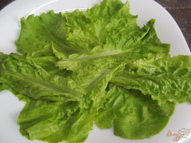 Фото приготовление рецепта: Клубничный салат с сыром бри шаг №1