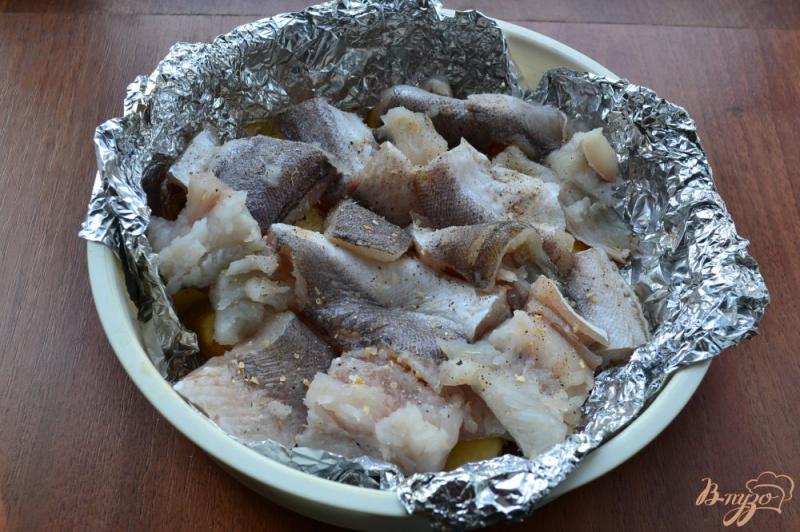 Фото приготовление рецепта: Хек с молодым картофелем и сметаной на пару шаг №2