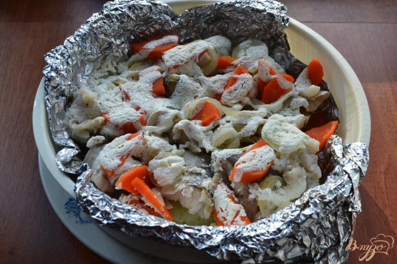 Фото приготовление рецепта: Хек с молодым картофелем и сметаной на пару шаг №4