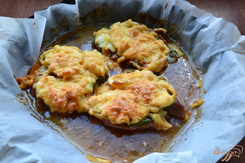Фото приготовление рецепта: Отбивные из телятины со шпинатом и сыром в духовке шаг №6