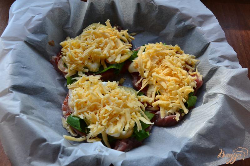 Фото приготовление рецепта: Отбивные из телятины со шпинатом и сыром в духовке шаг №5