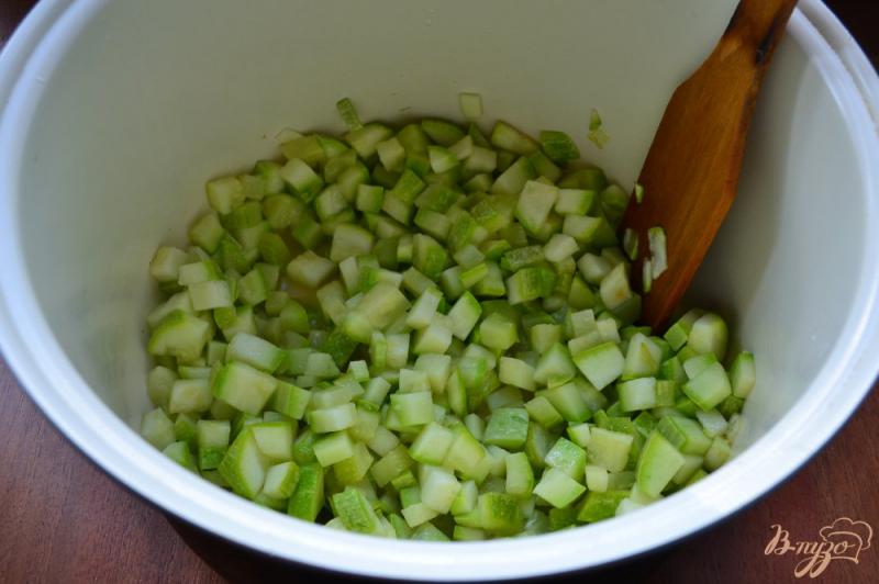 Фото приготовление рецепта: Кабачки с овощами в томатном соусе в мультиварке шаг №2