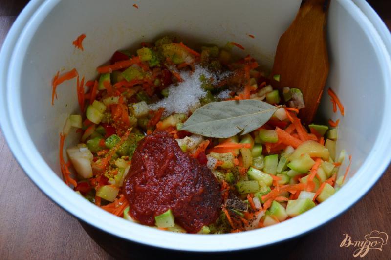 Фото приготовление рецепта: Кабачки с овощами в томатном соусе в мультиварке шаг №4