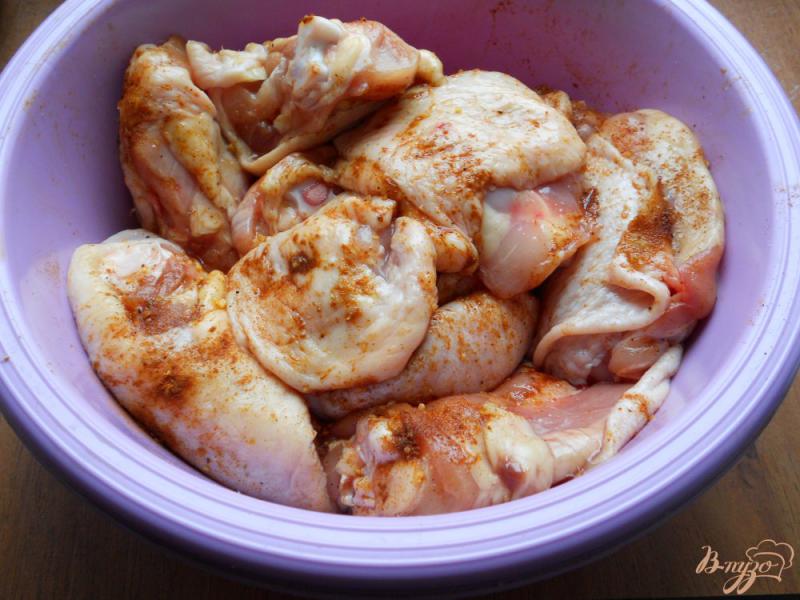 Фото приготовление рецепта: Куриные бедрышки фаршированные чесноком и сыром шаг №1