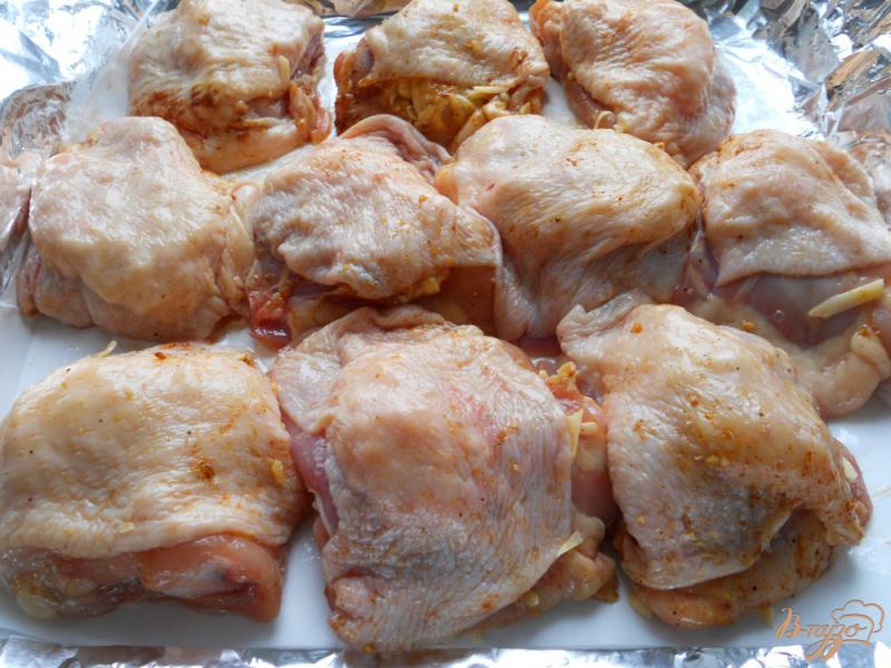 Фото приготовление рецепта: Куриные бедрышки фаршированные чесноком и сыром шаг №4