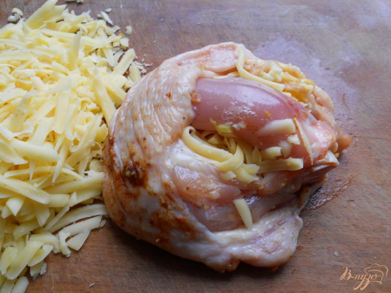 Фото приготовление рецепта: Куриные бедрышки фаршированные чесноком и сыром шаг №3