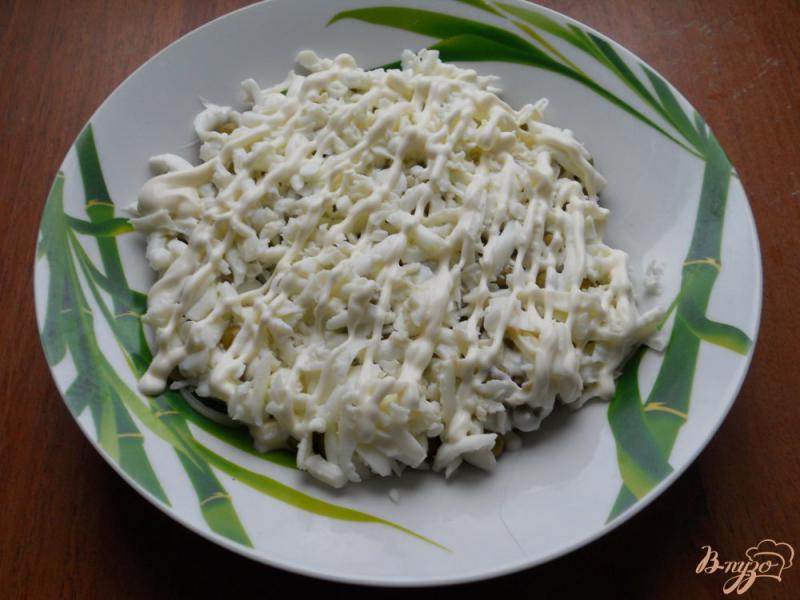 Фото приготовление рецепта: Салат с сыром, горошком и шпротами шаг №4