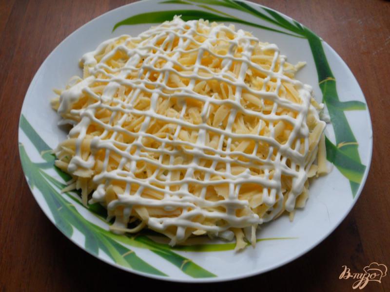 Фото приготовление рецепта: Салат с сыром, горошком и шпротами шаг №5