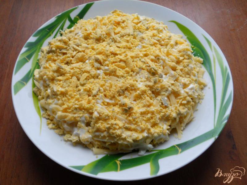 Фото приготовление рецепта: Салат с сыром, горошком и шпротами шаг №6