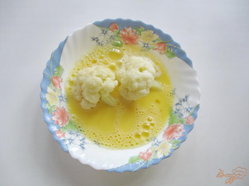 Фото приготовление рецепта: Цветная капуста жареная в яйцах с мукой шаг №2