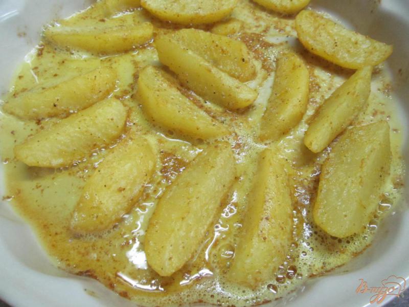 Фото приготовление рецепта: Запеченный картофель в масле карри шаг №4