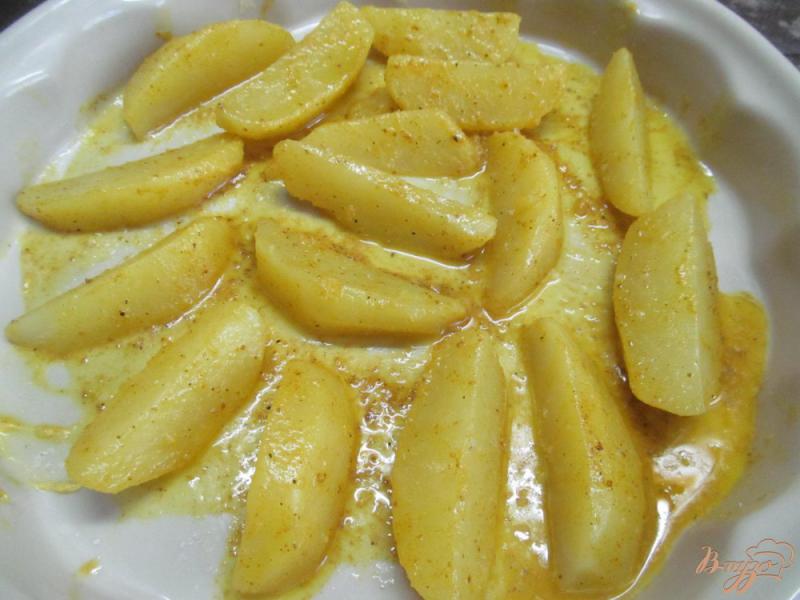Фото приготовление рецепта: Запеченный картофель в масле карри шаг №3
