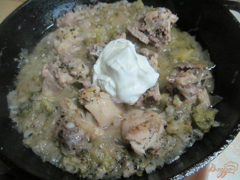 Фото приготовление рецепта: Курица в сметанном соусе с брокколи шаг №5