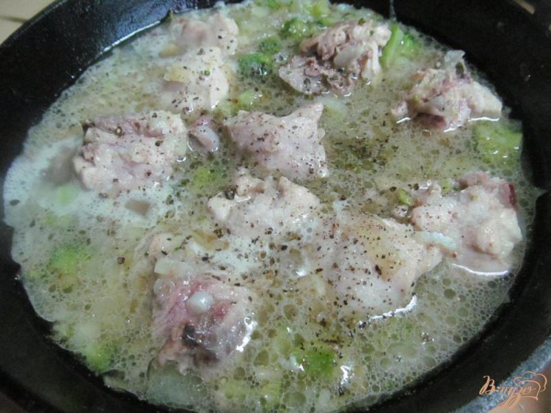Фото приготовление рецепта: Курица в сметанном соусе с брокколи шаг №4