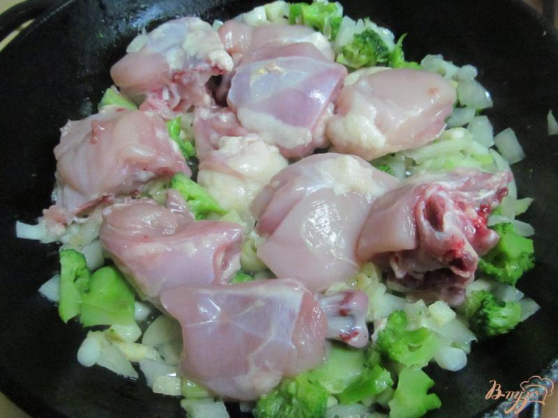 Фото приготовление рецепта: Курица в сметанном соусе с брокколи шаг №3