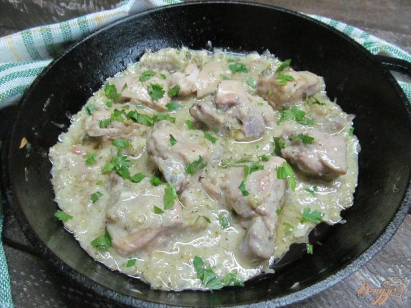 Фото приготовление рецепта: Курица в сметанном соусе с брокколи шаг №6