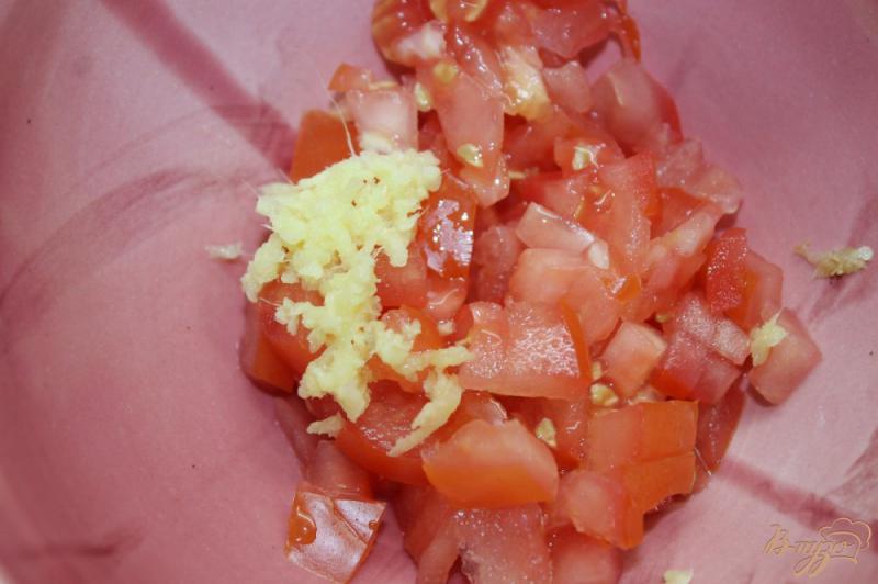 Фото приготовление рецепта: Гренки из чиабатты с помидорами, имбирем и кинзой шаг №3