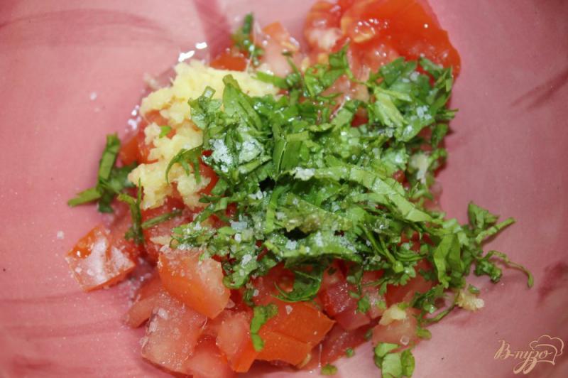 Фото приготовление рецепта: Гренки из чиабатты с помидорами, имбирем и кинзой шаг №4