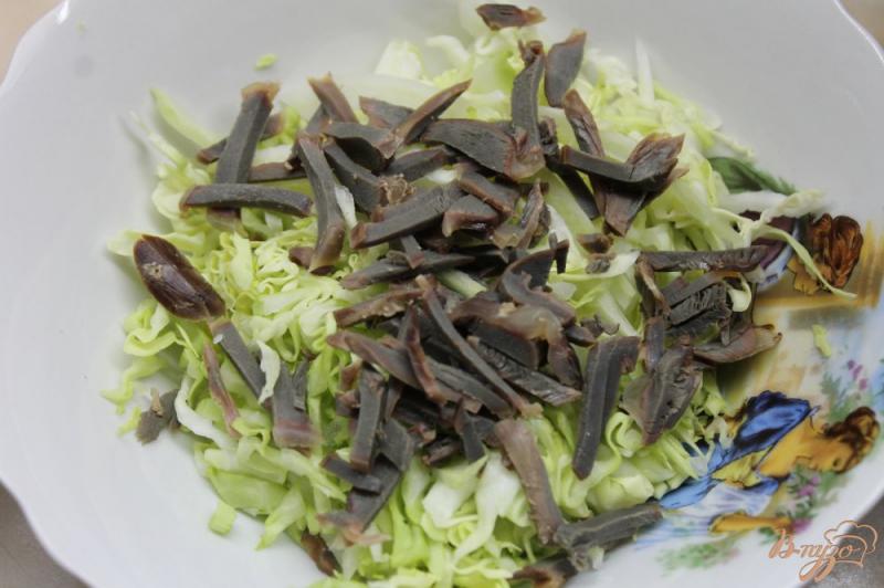 Фото приготовление рецепта: Капустный салат с куриными желудками и сыром шаг №2