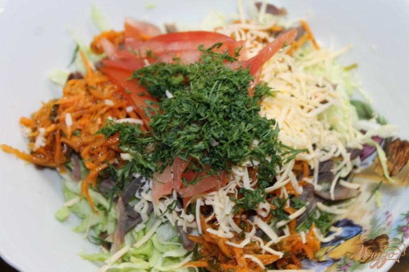Фото приготовление рецепта: Капустный салат с куриными желудками и сыром шаг №5