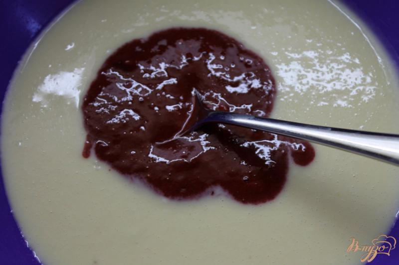 Фото приготовление рецепта: Клубничные панкейки с шоколадным соусом шаг №5