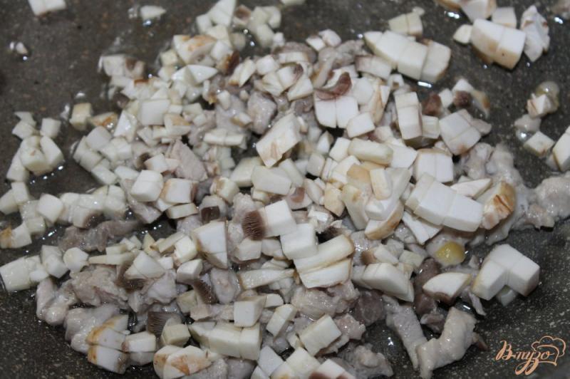 Фото приготовление рецепта: Шпинатные блинчики с курицей и грибами шаг №6