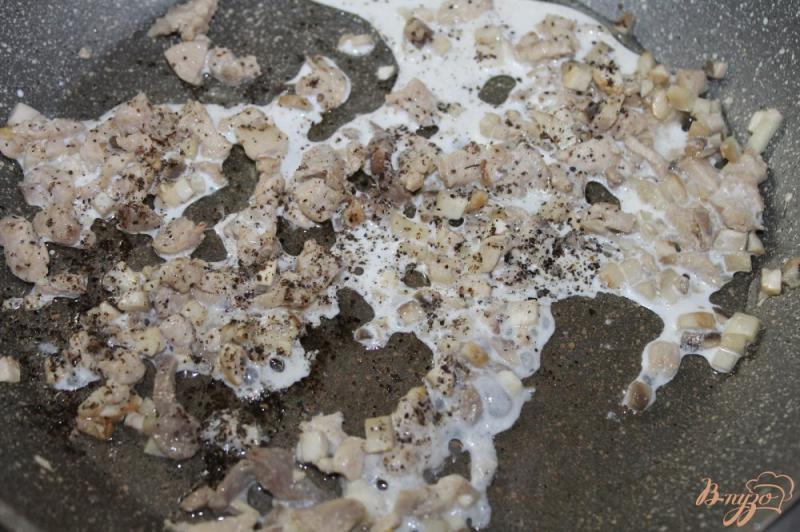 Фото приготовление рецепта: Шпинатные блинчики с курицей и грибами шаг №7