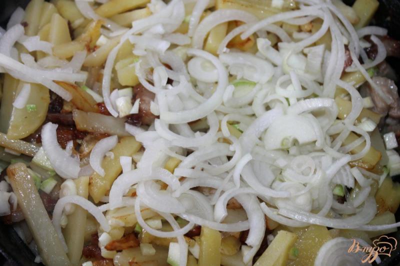 Фото приготовление рецепта: Жаренный картофель с кабачками и салом с прорезью шаг №5