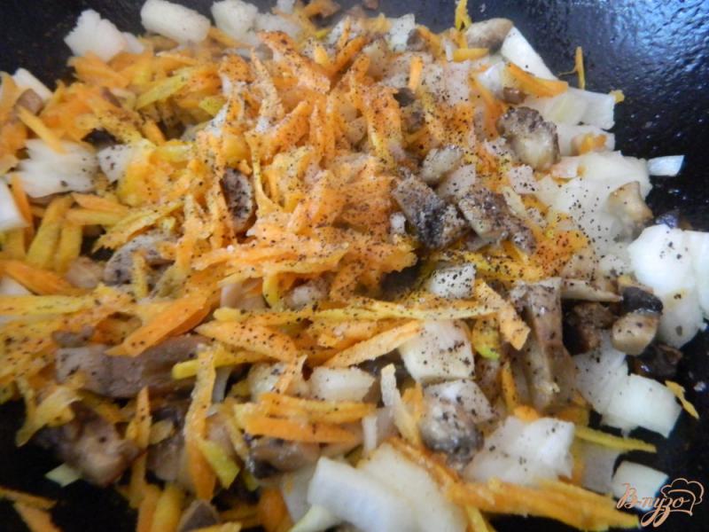 Фото приготовление рецепта: Кабачки фаршированные грибами и сыром шаг №3