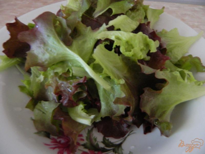 Фото приготовление рецепта: Салат из листьев салата с яблоком, помидором и огурцом шаг №1
