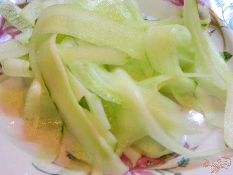 Фото приготовление рецепта: Салат из листьев салата с яблоком, помидором и огурцом шаг №3