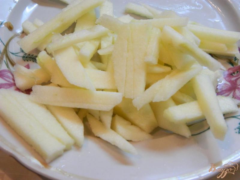 Фото приготовление рецепта: Салат из листьев салата с яблоком, помидором и огурцом шаг №2