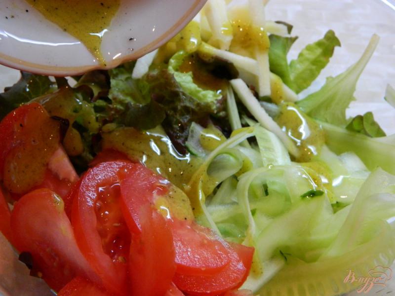 Фото приготовление рецепта: Салат из листьев салата с яблоком, помидором и огурцом шаг №6