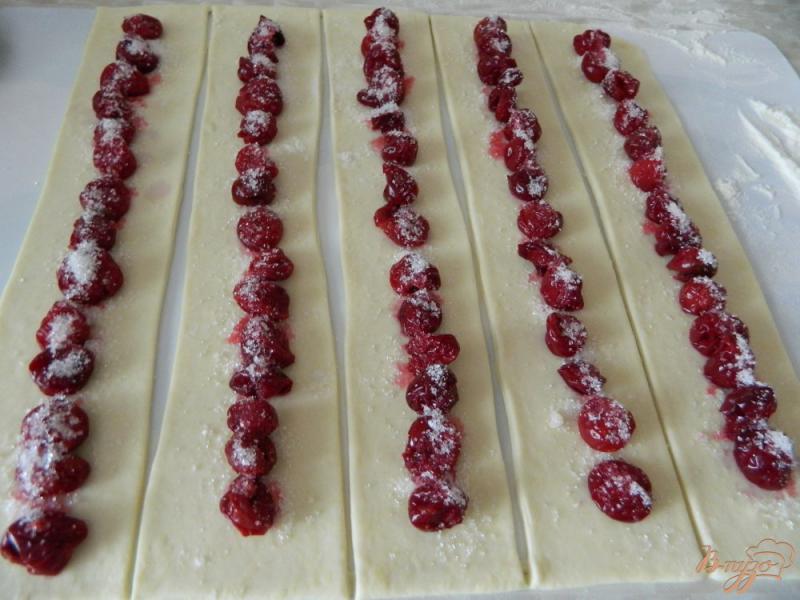 Фото приготовление рецепта: Пирог с вишнями шаг №5