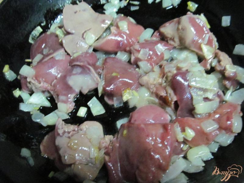 Фото приготовление рецепта: Куриная печень в соусе из яблока и томата шаг №2