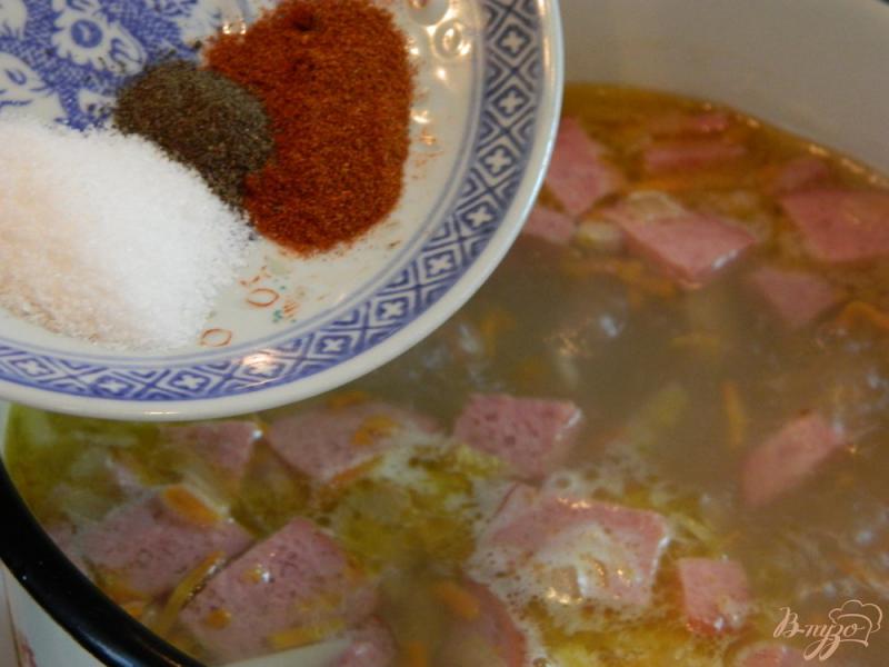Фото приготовление рецепта: Суп с копченой колбасой шаг №7