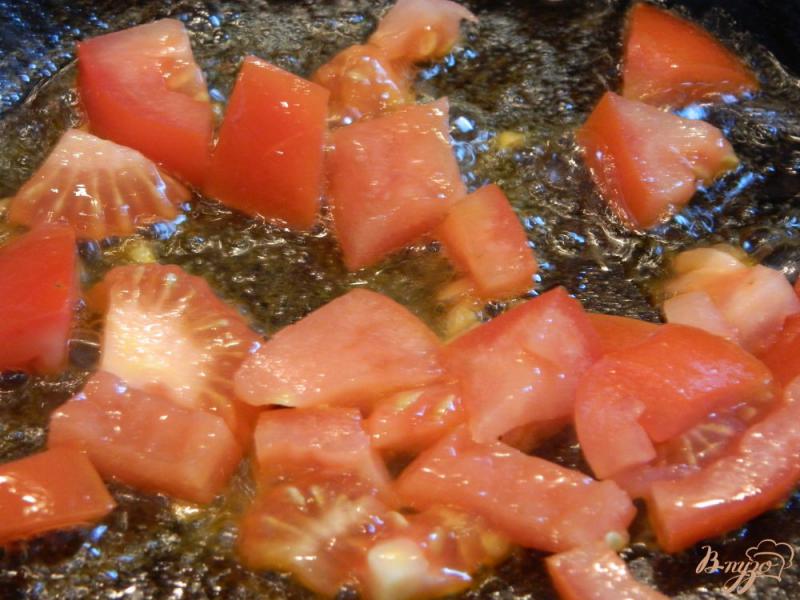 Фото приготовление рецепта: Омлет с беконом и помидором шаг №4