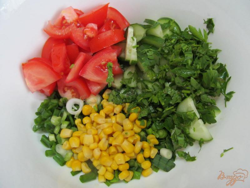 Фото приготовление рецепта: Овощной салат с консервированной кукурузой шаг №2