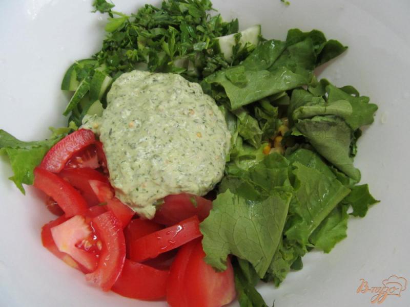 Фото приготовление рецепта: Овощной салат с консервированной кукурузой шаг №3