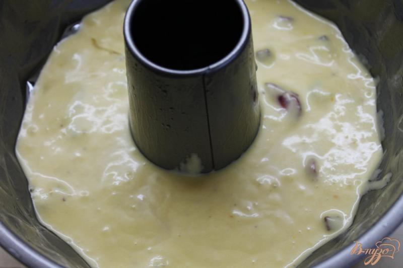 Фото приготовление рецепта: Клубничный кекс с шоколадом и лимонной цедрой шаг №7